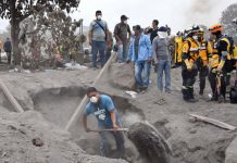 Guatemala sigue enterrando a sus muertos mientras el volcán no descansa guatemala