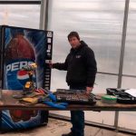 Encuentran máquina de gaseosas abandonada, mira lo que hay en su interior encuentran