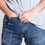 Por esta razón los hombres se huelen los dedos luego de tocar sus genitales hombres