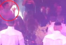 Gloria Trevi le escupe a Aurelio Nuño en pleno show (VIDEO)