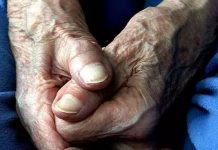 Ladrones dan brutal golpiza a punta de martillazos a un anciano inglaterra