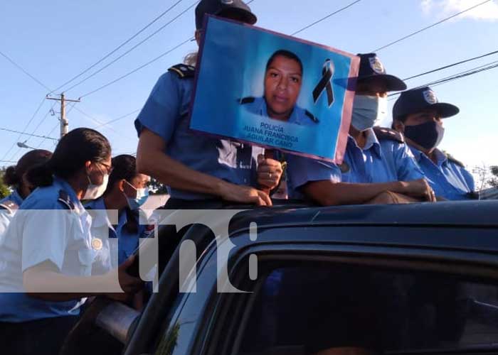 granada-policia-mujer-3 nicaragua