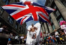 Ariana Grande azotada por participar del orgullo gay británico ariana grande