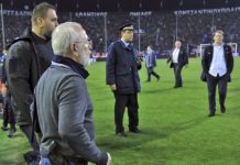 Dueño del PAOK de Grecia entra al campo armado grecia