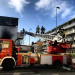 Un operador de grúa salva a 14 personas de un incendio en China operador de grua