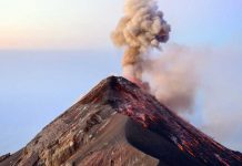 El volcán de Fuego de Guatemala tiene avalanchas moderadas en el cráter guatemala
