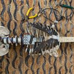 Roquero convierte esqueleto de su tío en guitarra eléctrica para ‘heavy metal’ estados unidos