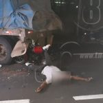 Motociclista se estrella mortalmente contra una rastra en Carretera Nueva a León motorizado