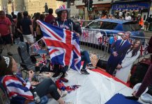 Miles esperan en Windsor al príncipe Enrique y a Meghan Markle inglaterra