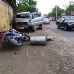 Conductor estrella su camioneta contra una vivienda en el Bo. Nora Astorga