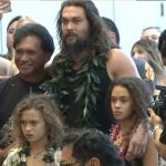 Las redes estallan contra Jason Momoa por tocar inapropiadamente a su hija estados unidos