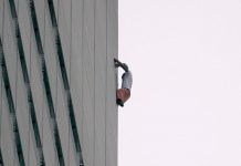 Un hombre escala sin arnés el edificio más alto de Europa occidental (VIDEO) hombre
