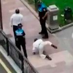 Hombre finge ser un perro para no usar mascarilla en España ( video) uso de mascarilla