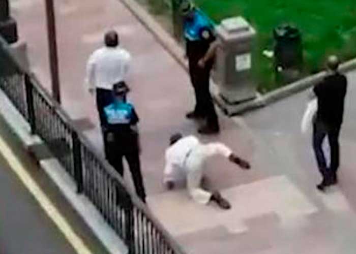 hombre-finge-ser-un-perro uso de mascarilla