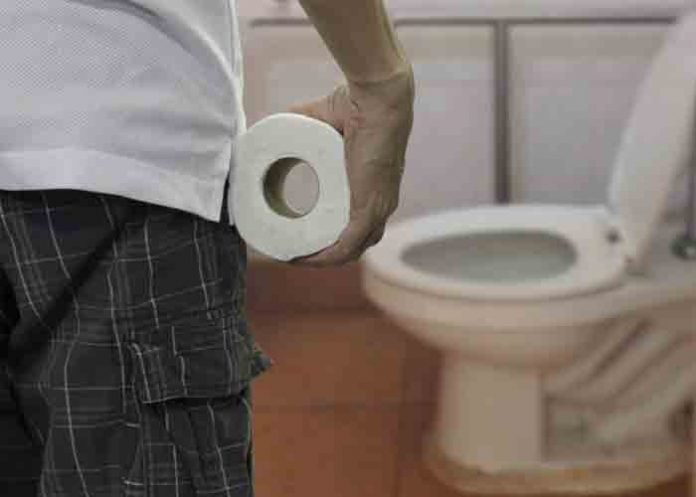 hombre-solitaria-bano-video-foto taenia