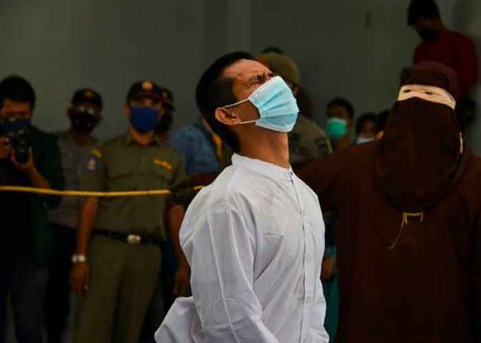 hombres-latigazos indonesia