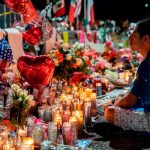 Texas honra a las víctimas de masacre con ofrendas y altares texas
