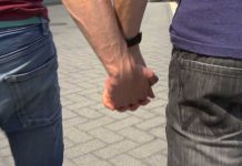 Pareja homosexual agredida en centro comercial de Colombia colombia