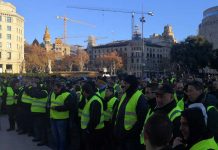 Tres policías heridos en las protestas de taxistas en Madrid y Barcelona espana