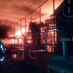 Voraz incendio consume varios tramos del mercado Oriental incendio en el oriental