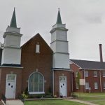 Una mujer estadounidense sale de una iglesia y se arranca los ojos