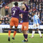 City y Spurs ganan para seguir a la caza del Liverpool city