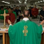 Sacerdote colombiano bendice de esta singular forma a sus feligreses sacerdote