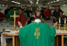 Sacerdote colombiano bendice de esta singular forma a sus feligreses sacerdote