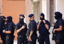 Abaten a un hombre que atacó con cuchillo en una comisaría de Barcelona espana