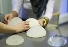 Francia prohíbe varios implantes mamarios asociados al cáncer francia