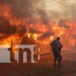 Feroz incendio deja al menos 10 tramos en cenizas en mercado de Bilwi nicaragua