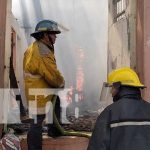 Voraz incendio afecta varias viviendas en un barrio de León nicaragua