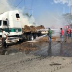 Rastra que transportaba comida para ganado toma fuego en Chinandega nicaragua