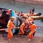 India: Elevan a 51 los muertos tras caer un autobús en un canal de agua india
