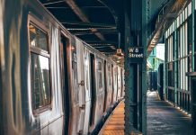 VIDEO: Chavalo intenta arrojar a su novia contra un tren en Australia australia