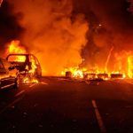 Agentes heridos y patrullas en llamas tras manifestaciones en Inglaterra manifestaciones