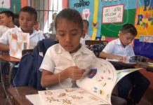 Niños de primaria reciben libros de ingles en San Rafael del Sur nicaragua