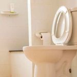 China: Bebe agua del inodoro para demostrar su calidad de trabajo china