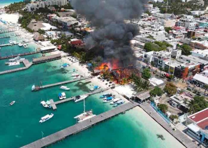 mexico, isla mujeres, incendio, comercio,