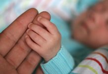 Bebé de 8 días de nacido se contagia de coronavirus en Israel israel