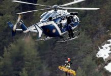 5 fallecidos al chocar un helicóptero y una avioneta en los Alpes italianos italia