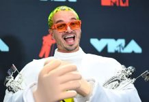 Durante concierto Le llueve ropa interior a J Balvin y la pone en venta colombia