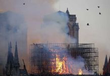 Aseguran que Jesús apareció en las llamas del fuego de Notre Dame francia