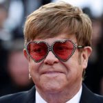 Elton John suspende su concierto y reveló que tiene neumonía musica