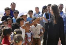 Angelina Jolie habló con una madre siria en su visita a un campo de refugiados en Irak (VIDEO) siria