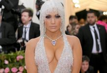 El momento épico en el que JLo posa con las Kardashian hermanas kardashian