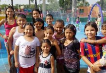 Familias disfrutan de espacios de recreación en la capital ninos