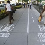 China: Crean un carril exclusivo para peatones que miran el celular china