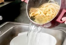 Joven murió por comer un plato de pasta recalentado en el microondas belgica