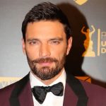 Julián Gil impacta con este video ¡se baña desnudo! grecia